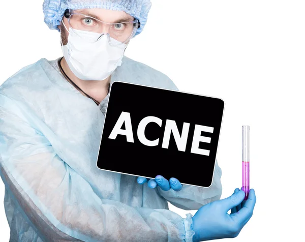 Професійний лікар, який показує планшетний ПК і ACNE знак дисплея, ізольований на білому — стокове фото