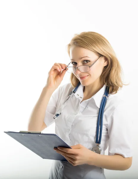 Красивая молодая женщина-врач в медицинском халате и резиновых перчатках с медицинскими записями. медсестра делает записи в медицинской карте — стоковое фото