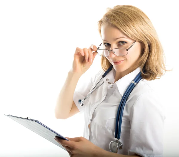 Красивая молодая женщина-врач в медицинском халате и резиновых перчатках с медицинскими записями. медсестра делает записи в медицинской карте — стоковое фото