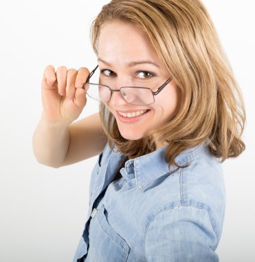 güzel genç kadın mutluluk, üzüntü birçok farklı duygular öfke ve stres vardır. Bir kot gömlek ve gözlük takıyor