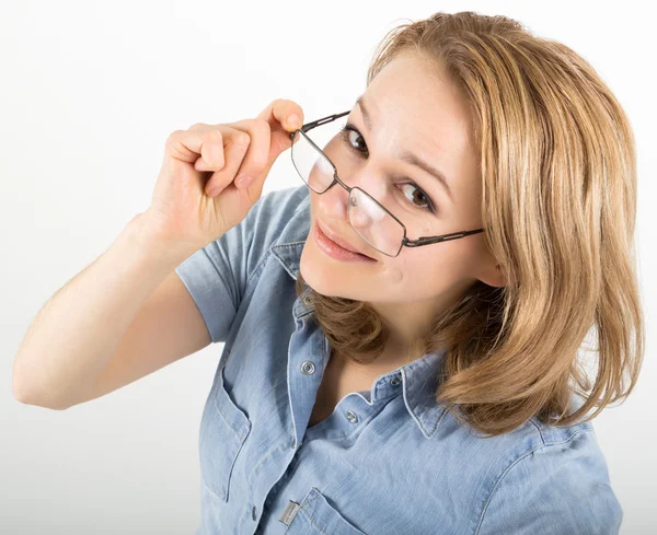 Bella giovane donna ha molte emozioni diverse dalla felicità, tristezza alla rabbia e lo stress. Lei indossa una camicia di jeans e occhiali — Foto Stock