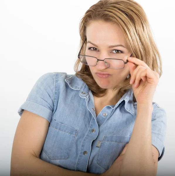 Vacker ung kvinna som har många olika känslor från lycka, sorg till ilska och stress. Hon bär en jeansskjorta och glasögon — Stockfoto