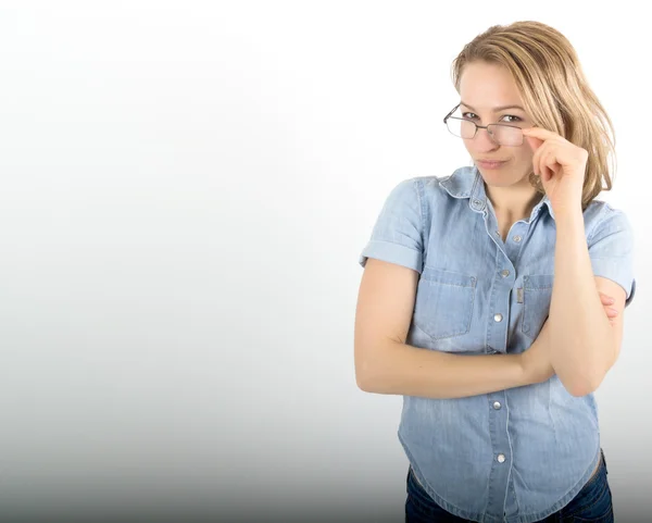 Vacker ung kvinna som har många olika känslor från lycka, sorg till ilska och stress. Hon bär en jeansskjorta och glasögon — Stockfoto