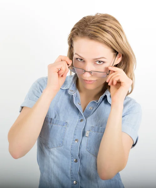 Vacker ung kvinna som har många olika känslor från lycka, sorg till ilska och stress. Hon bär en jeansskjorta och glasögon — Stockfoto