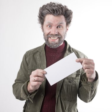 Bay Iceman, adam bir sakal, sakal ile gülümseyen o beyaz kart tutarak hoarfrost ile kaplı. moda erkek örgü kazak ve ceket.