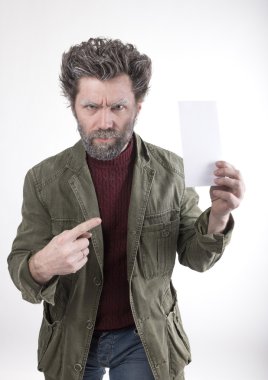 Bay Iceman, adam bir sakal, sakal ile gülümseyen o beyaz kart tutarak hoarfrost ile kaplı. moda erkek örgü kazak ve ceket.