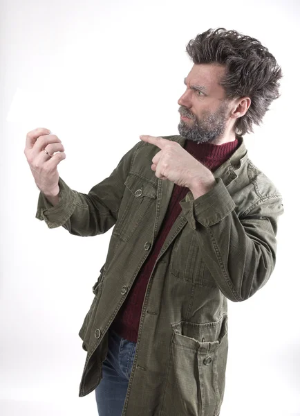 Mr. IceMan, homem sorridente com barba, barba coberta de geada, tem um cartão branco. homem de moda em camisola de malha e jaqueta . — Fotografia de Stock