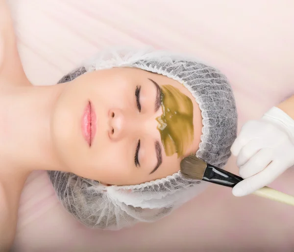 Esteticista faz máscara estética no rosto dos pacientes, consulta profissional . — Fotografia de Stock
