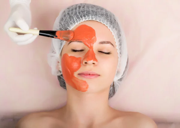 Kozmetikus csinál kozmetikai maszk a beteg arca, szakmai konzultáció. — Stock Fotó