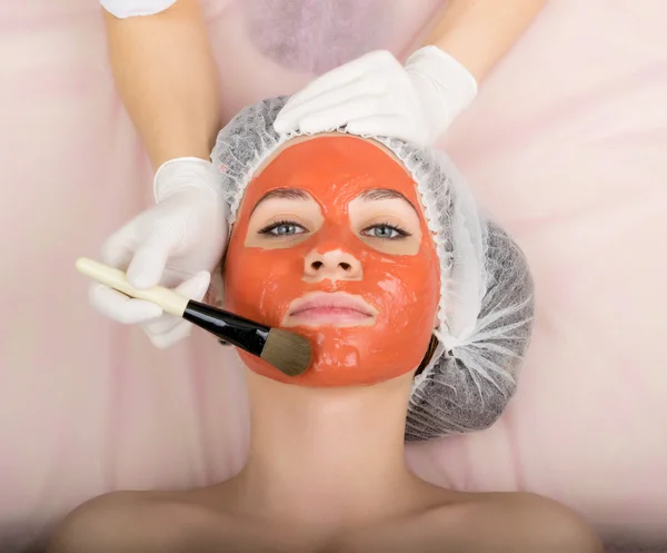 Kozmetikus csinál kozmetikai maszk a beteg arca, szakmai konzultáció. — Stock Fotó