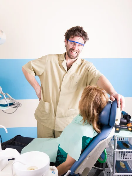 Le dentiste fou soigne les dents du patient malheureux. Le patient est terrifié. . — Photo