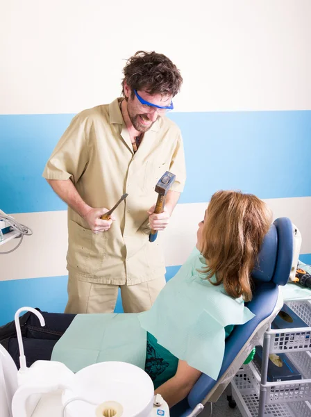 O dentista louco trata dentes do paciente infeliz. O paciente está aterrorizado. . — Fotografia de Stock