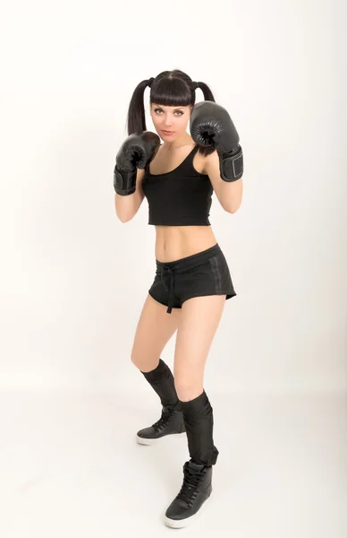 Boxeador feminino, mulher fitness boxe vestindo luvas pretas de boxe — Fotografia de Stock