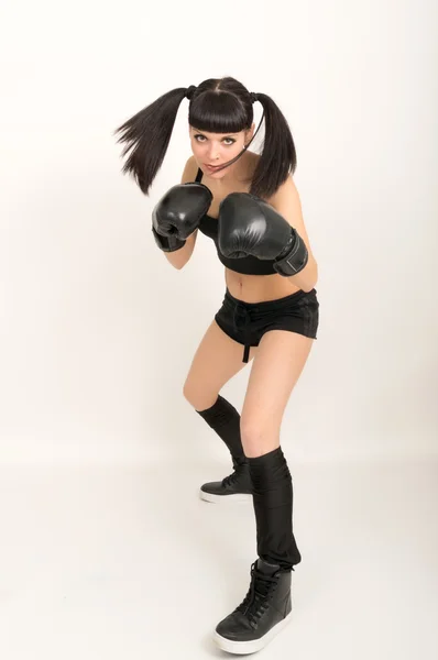 Kobieta bokser, fitness kobieta boks, boks czarne rękawiczki na sobie — Zdjęcie stockowe