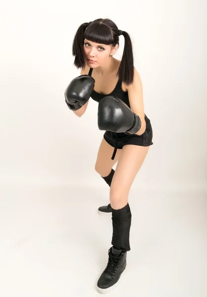 Boxeador feminino, mulher fitness boxe vestindo luvas pretas de boxe — Fotografia de Stock