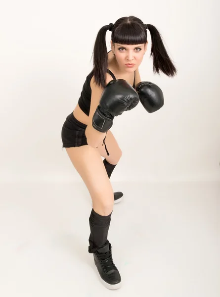 Boxeador feminino, mulher fitness boxe vestindo luvas pretas de boxe — Fotografia de Stock