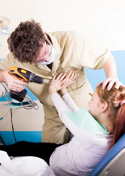 Le dentiste fou traite les dents d'un patient malheureux — Photo