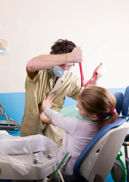 Dentista louco trata dentes de paciente infeliz — Fotografia de Stock