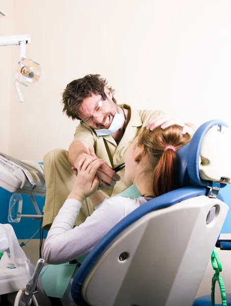 Dentista louco trata dentes de paciente infeliz — Fotografia de Stock