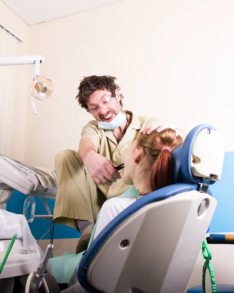 Dentista louco trata dentes de paciente infeliz — Fotografia de Stock