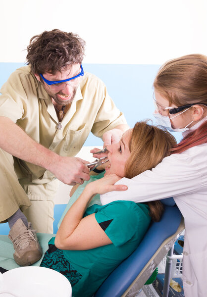 Сумасшедший дантист лечит зубы несчастного пациента
