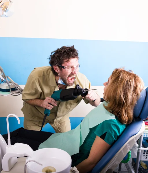 Dentista louco trata dentes de paciente infeliz — Fotografia de Stock