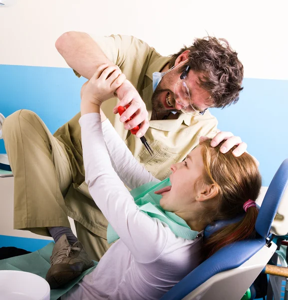 Odontólogo loco trata los dientes de paciente desafortunado — Foto de Stock