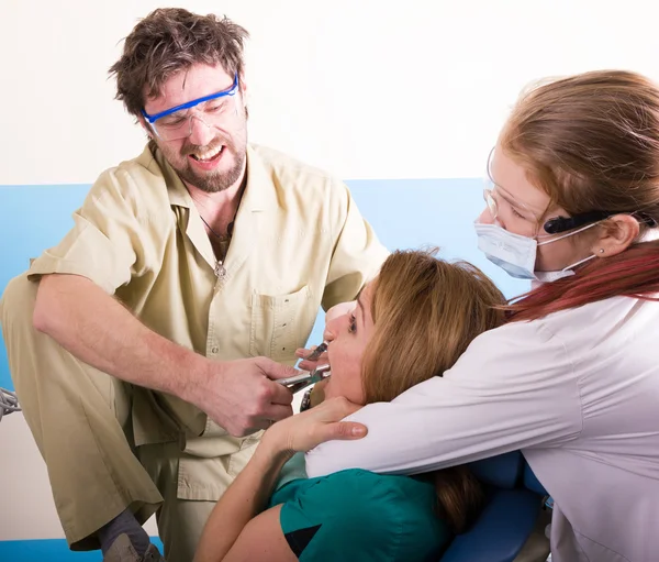 Le dentiste fou traite les dents d'un patient malheureux — Photo
