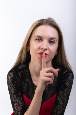 Onu dudaklarından bir parmak koyarak çekici esmer kadın Close-Up