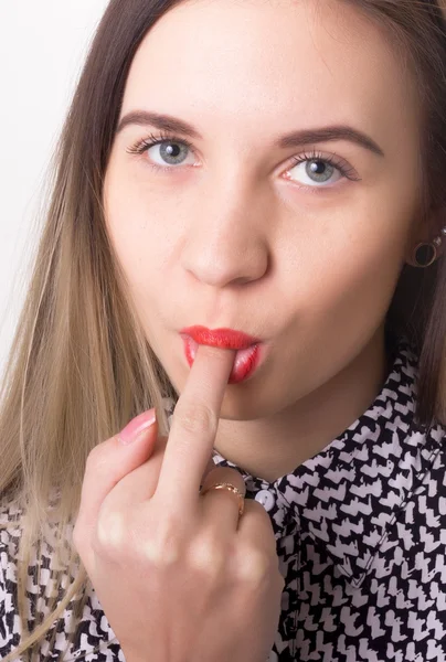 Close up sexy linda menina colocando o dedo médio em sua boca — Fotografia de Stock
