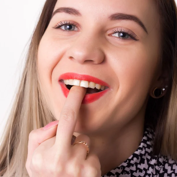 Közelről szexi szép lány, elhelyezés a középső ujját a szájába — Stock Fotó