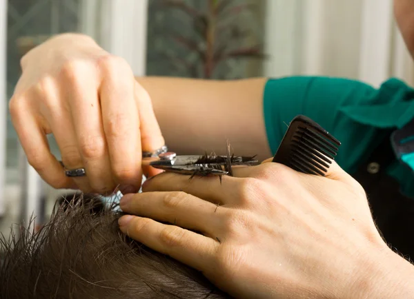 Парикмахер стрижет волосы ножницами на короне. красивый довольный клиент в профессиональной парикмахерской — стоковое фото