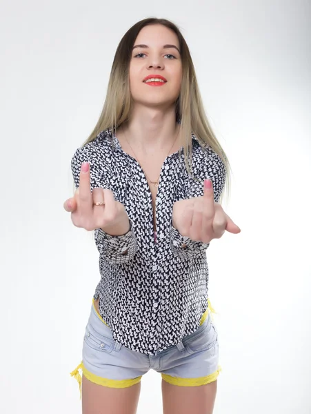 Uygun eşek ile kot şort sportif kız orta parmak göstermek, bacaklarının arasında işareti kapalı fuck. komik yaşam tarzı portre, kavram asi — Stok fotoğraf