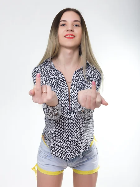 Menina desportiva em calções de ganga com ajuste bunda mostrar dedo do meio. engraçado estilo de vida retrato, conceito rebelde — Fotografia de Stock