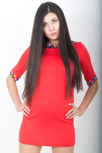 Jovem bonita magro asiático mulher de pé em um pouco vermelho vestido — Fotografia de Stock