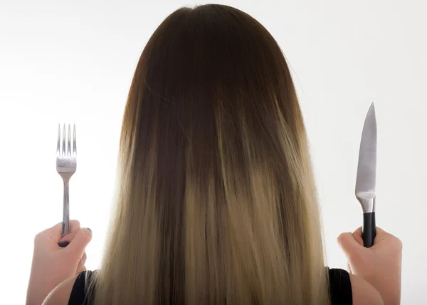 Primer plano chica delgada en un traje de baño, una chica sosteniendo un cuchillo y tenedor. concepto chica hambrienta —  Fotos de Stock