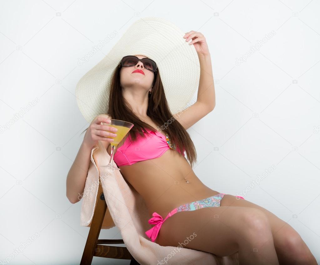 bikini-girl-chaise-thong-dance-teen