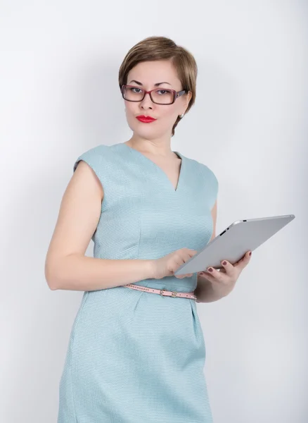 Bela mulher asiática em um terno de negócios e óculos detém um tablet nas mãos de — Fotografia de Stock