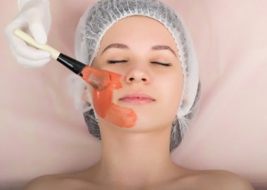 Güzellik spa salonunda genç bir kadın müşteri karşısında incelenmesi. Şevval Özçelik Güzellik kozmetik maske hastanın yüzünde yapar. Profesyonel Danışma