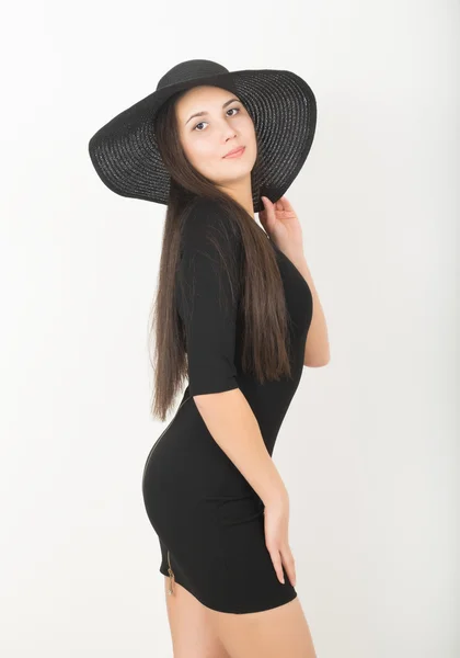 Delgado bela asiática menina no pouco preto vestido e um preto de abas largas chapéu — Fotografia de Stock