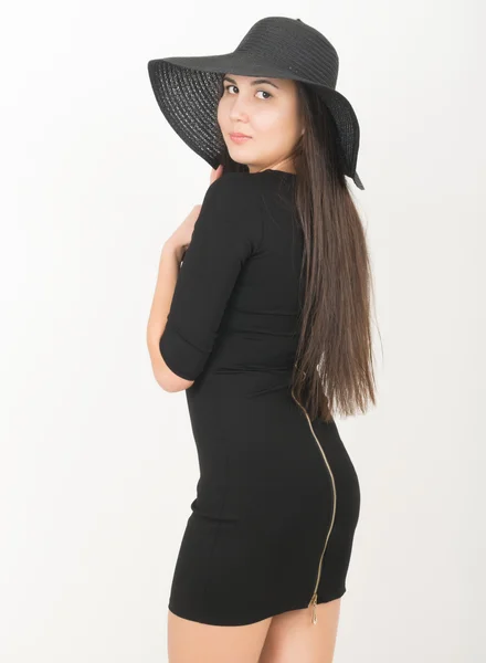 Delgada hermosa chica asiática en pequeño vestido negro y un sombrero de ala ancha negro — Foto de Stock