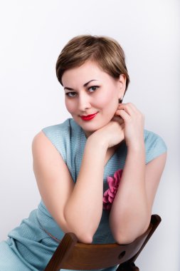 güzel Asyalı kadın iş takım elbiseli ve göğüs poz üzerinde büyük bir çiçek