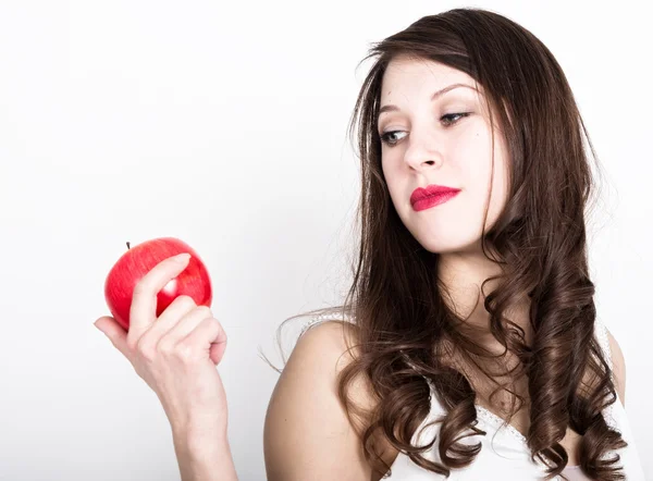 Hermosa joven con un vestido blanco sosteniendo manzana que le recuerda a mantener una dieta saludable — Foto de Stock