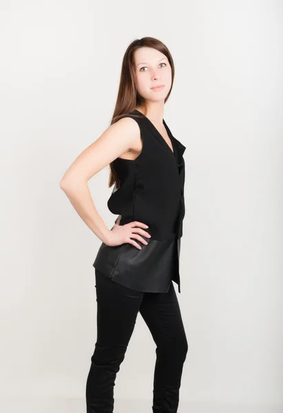 黒のズボンと黒のノースリーブ ブラウスに美しいスリムな女の子 — ストック写真