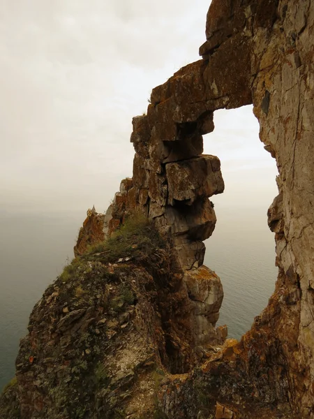 Arco de rocha perto da baía de Aya no Lago Baikal. Parque nacional Pribaikalskiy . — Fotografia de Stock