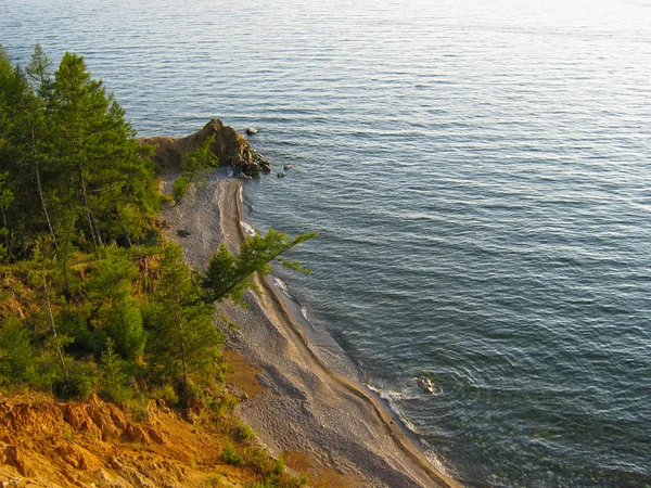 Capo con spiaggia sabbiosa sul lago Baikal . — Foto Stock