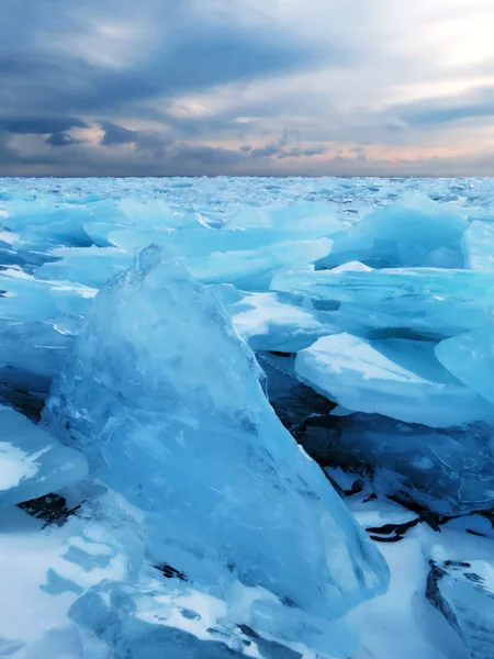 贝加尔湖的冰 — 图库照片