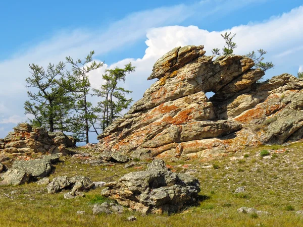 Arch in de rotsen in de buurt van het Baikalmeer — Stockfoto