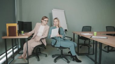 Modern ofis ortamında iş planlarını tartışan kadınlarla beyin fırtınası yapmak.