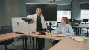 Belgeler ve yazıcılarla modern ofiste yavaş çekimde takım işbirliği